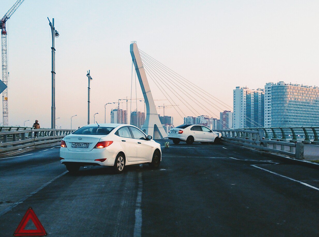 Иномарка влетела в ограждение на мосту Кадырова