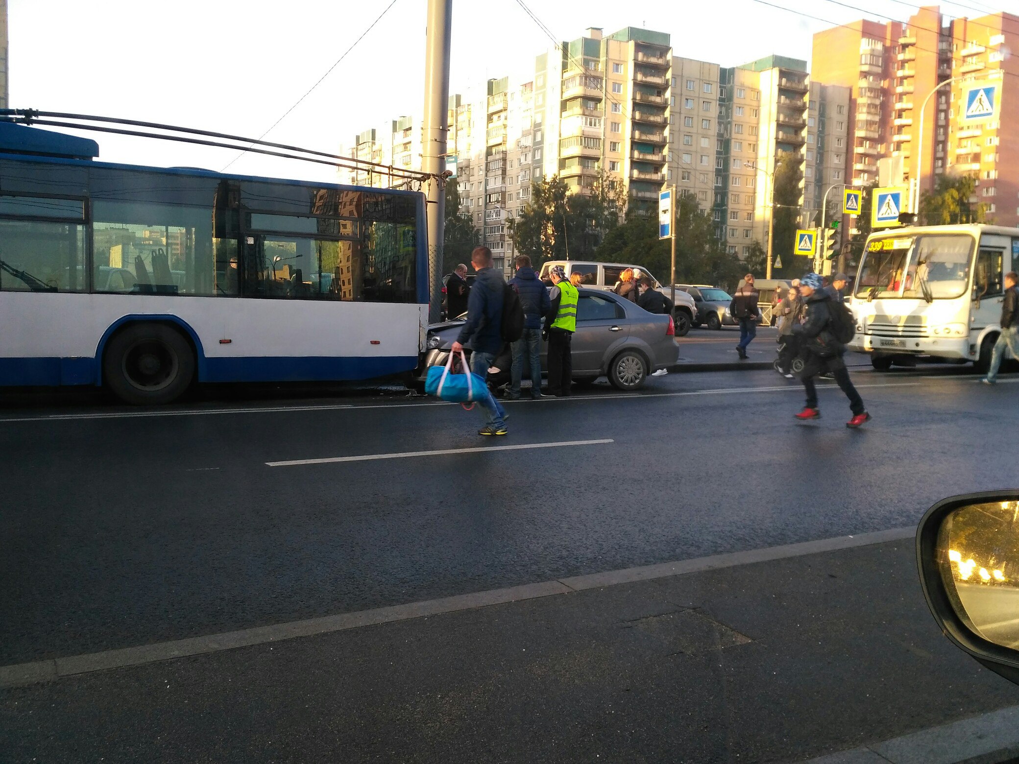 Иномарка влетела в троллейбус на Ленинском проспекте